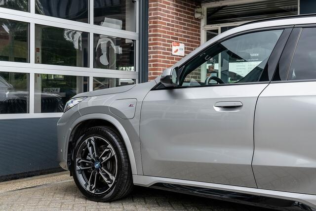 BMW X1 25e xDrive M Sport | Panorama | Shadow | ACC | Camera | Adap. led | Trekhaak | Stoelverwarming | 19 inch |