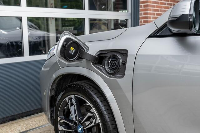 BMW X1 25e xDrive M Sport | Panorama | Shadow | ACC | Camera | Adap. led | Trekhaak | Stoelverwarming | 19 inch |