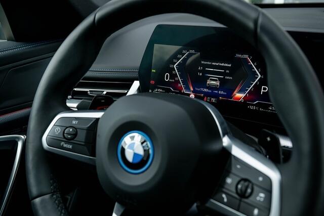 BMW X1 25e xDrive M Sport | Panorama | Shadow | ACC | Camera | Adap. led | Trekhaak | Stoelverwarming | 19 inch |