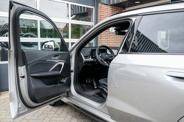 BMW X1 25e xDrive M Sport | Panorama | Shadow | ACC | Camera | Adap. led | Trekhaak | Stoelverwarming | 19 inch |