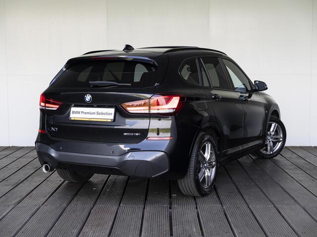 BMW X1 sDrive18i | M Sportpakket | Achteruitrijcamera | Panoramadak | Cruise Control | 18''