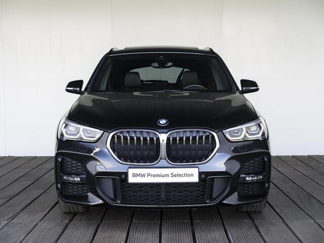 BMW X1 sDrive18i | M Sportpakket | Achteruitrijcamera | Panoramadak | Cruise Control | 18''