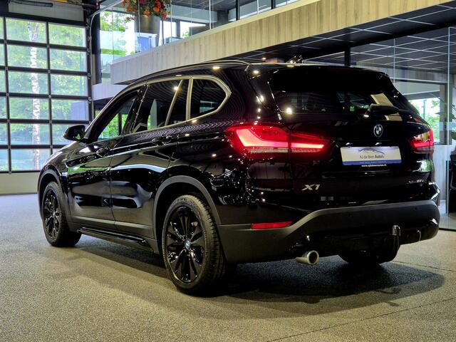 BMW X1 xDrive25e High Executive Sportline | Black edition | Panorama | Camera | Trekaak | HUD | Stoelverwarming