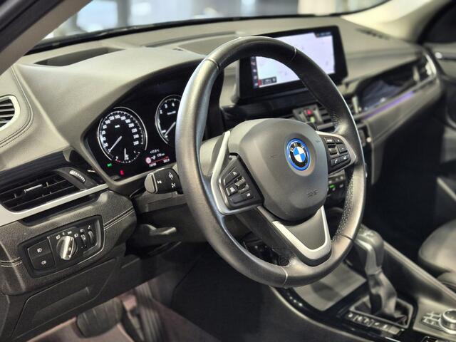 BMW X1 xDrive25e High Executive Sportline | Black edition | Panorama | Camera | Trekaak | HUD | Stoelverwarming