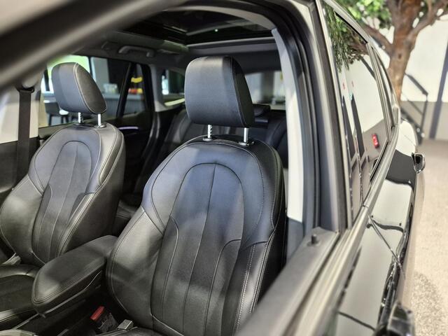 BMW X1 xDrive25e High Executive Sportline | Black edition | Panorama | Camera | Trekaak | HUD | Stoelverwarming