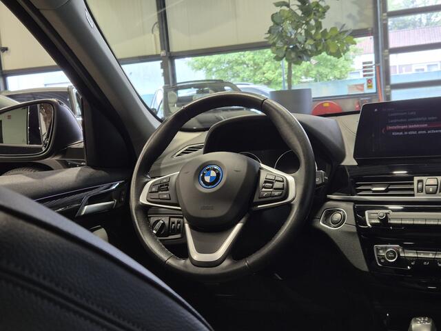 BMW X1 xDrive25e High Executive Sportline | Black edition | Panorama | Camera | Trekaak | HUD | Stoelverwarming