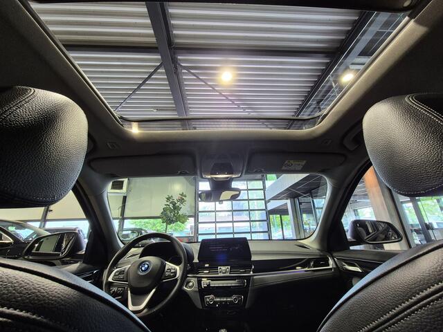 BMW X1 xDrive25e High Executive Sportline | Black edition | Panorama | Camera | Trekaak | HUD | Stoelverwarming