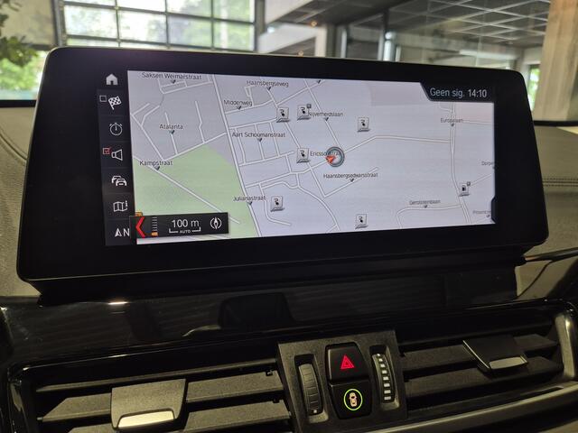 BMW X1 xDrive25e High Executive Sportline | Black edition | Panorama | Camera | Trekaak | HUD | Stoelverwarming