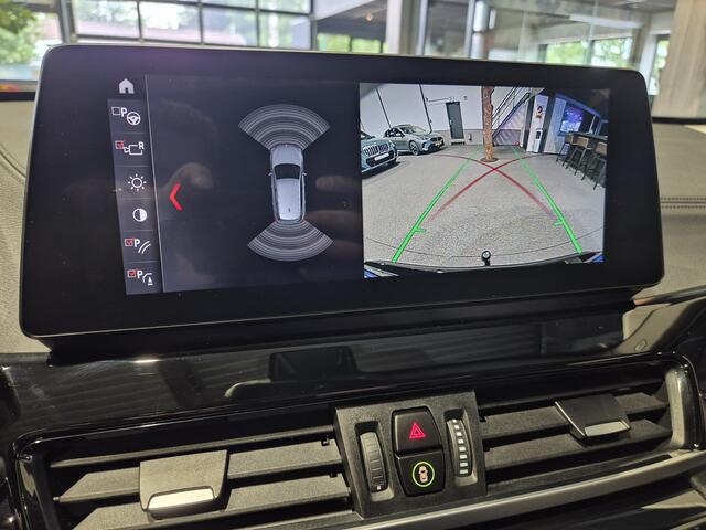 BMW X1 xDrive25e High Executive Sportline | Black edition | Panorama | Camera | Trekaak | HUD | Stoelverwarming