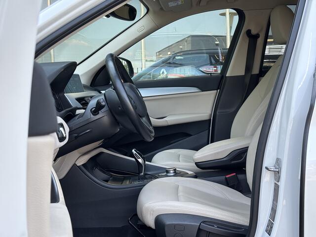 BMW X1 xDrive20i High Executive | Camera | Carplay | Leer | Parkeer Assistent | Driving Assistant Plus -Cruise control adaptief met stop&go, file assistent-grootlichtassistent-rijstrooksensor-