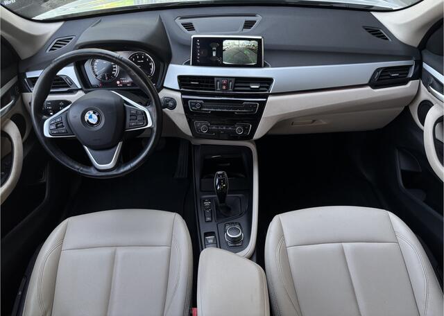 BMW X1 xDrive20i High Executive | Camera | Carplay | Leer | Parkeer Assistent | Driving Assistant Plus -Cruise control adaptief met stop&go, file assistent-grootlichtassistent-rijstrooksensor-