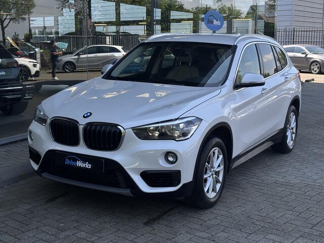 BMW X1 xDrive20i High Executive | Camera | Carplay | Leer | Parkeer Assistent | Driving Assistant Plus -Cruise control adaptief met stop&go, file assistent-grootlichtassistent-rijstrooksensor-