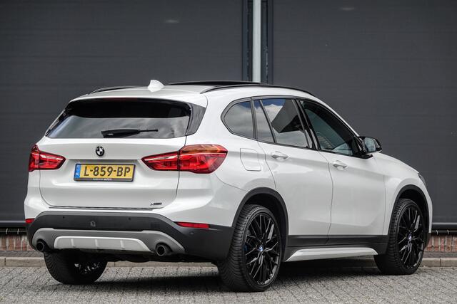 BMW X1 xDrive20d 190pk Aut. | High Executive | Shadowline | Panoramadak | Leder | Trekhaak | 20'' | Mineral Weiss