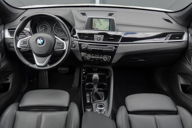 BMW X1 xDrive20d 190pk Aut. | High Executive | Shadowline | Panoramadak | Leder | Trekhaak | 20'' | Mineral Weiss