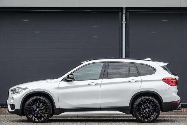 BMW X1 xDrive20d 190pk Aut. | High Executive | Shadowline | Panoramadak | Leder | Trekhaak | 20'' | Mineral Weiss