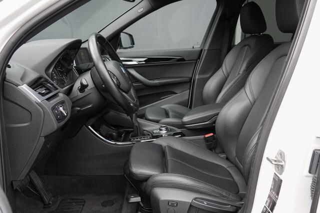 BMW X1 xDrive20d 190pk Aut. | High Executive | Shadowline | Panoramadak | Leder | Trekhaak | 20'' | Mineral Weiss
