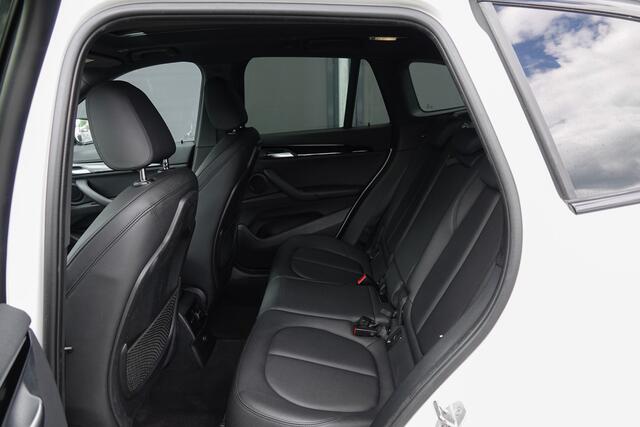 BMW X1 xDrive20d 190pk Aut. | High Executive | Shadowline | Panoramadak | Leder | Trekhaak | 20'' | Mineral Weiss