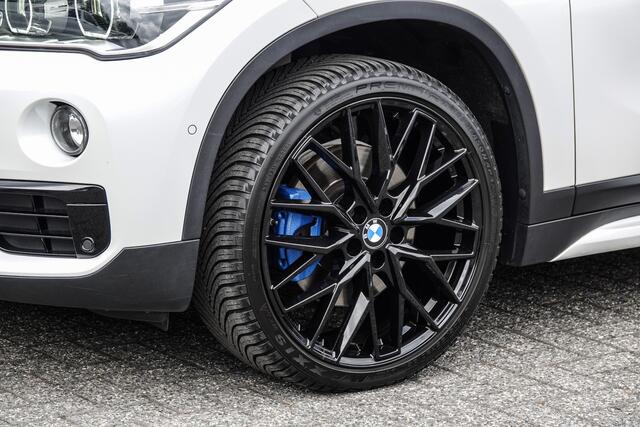 BMW X1 xDrive20d 190pk Aut. | High Executive | Shadowline | Panoramadak | Leder | Trekhaak | 20'' | Mineral Weiss
