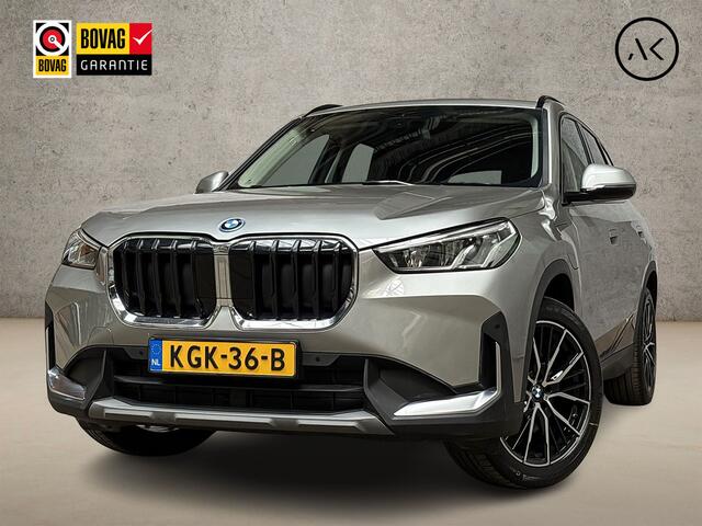 BMW X1 xDrive25e Sport 245Pk Automaat (APPLE CARPLAY, GROOT NAVI, LEDER, STOELVERWARMING, SPORTSTOELEN, GETINT GLAS, CAMERA, ELEK ACHTERKLEP, NIEUWSTAAT)