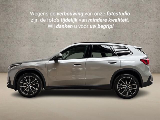BMW X1 xDrive25e Sport 245Pk Automaat (APPLE CARPLAY, GROOT NAVI, LEDER, STOELVERWARMING, SPORTSTOELEN, GETINT GLAS, CAMERA, ELEK ACHTERKLEP, NIEUWSTAAT)