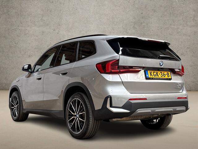 BMW X1 xDrive25e Sport 245Pk Automaat (APPLE CARPLAY, GROOT NAVI, LEDER, STOELVERWARMING, SPORTSTOELEN, GETINT GLAS, CAMERA, ELEK ACHTERKLEP, NIEUWSTAAT)