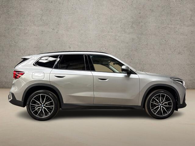 BMW X1 xDrive25e Sport 245Pk Automaat (APPLE CARPLAY, GROOT NAVI, LEDER, STOELVERWARMING, SPORTSTOELEN, GETINT GLAS, CAMERA, ELEK ACHTERKLEP, NIEUWSTAAT)