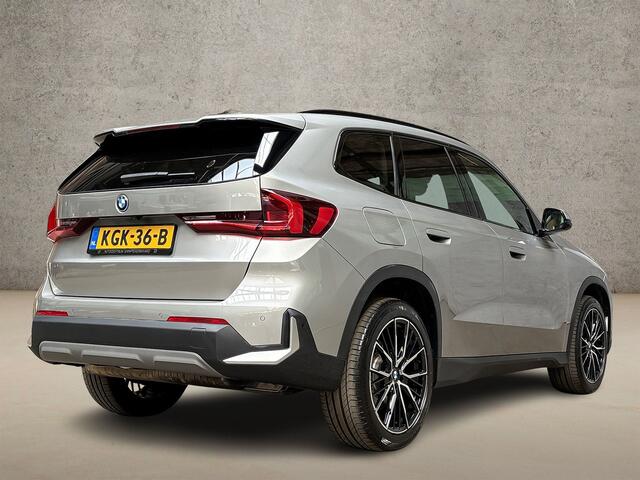 BMW X1 xDrive25e Sport 245Pk Automaat (APPLE CARPLAY, GROOT NAVI, LEDER, STOELVERWARMING, SPORTSTOELEN, GETINT GLAS, CAMERA, ELEK ACHTERKLEP, NIEUWSTAAT)