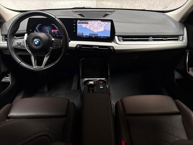 BMW X1 xDrive25e Sport 245Pk Automaat (APPLE CARPLAY, GROOT NAVI, LEDER, STOELVERWARMING, SPORTSTOELEN, GETINT GLAS, CAMERA, ELEK ACHTERKLEP, NIEUWSTAAT)