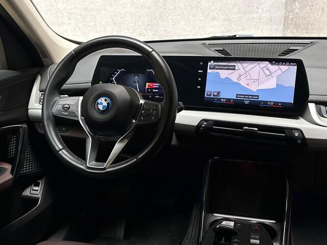 BMW X1 xDrive25e Sport 245Pk Automaat (APPLE CARPLAY, GROOT NAVI, LEDER, STOELVERWARMING, SPORTSTOELEN, GETINT GLAS, CAMERA, ELEK ACHTERKLEP, NIEUWSTAAT)