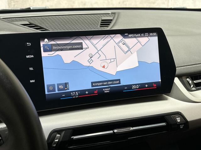 BMW X1 xDrive25e Sport 245Pk Automaat (APPLE CARPLAY, GROOT NAVI, LEDER, STOELVERWARMING, SPORTSTOELEN, GETINT GLAS, CAMERA, ELEK ACHTERKLEP, NIEUWSTAAT)