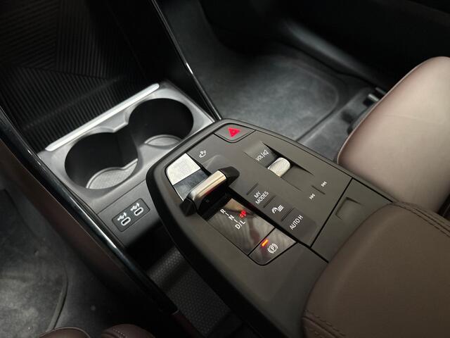 BMW X1 xDrive25e Sport 245Pk Automaat (APPLE CARPLAY, GROOT NAVI, LEDER, STOELVERWARMING, SPORTSTOELEN, GETINT GLAS, CAMERA, ELEK ACHTERKLEP, NIEUWSTAAT)