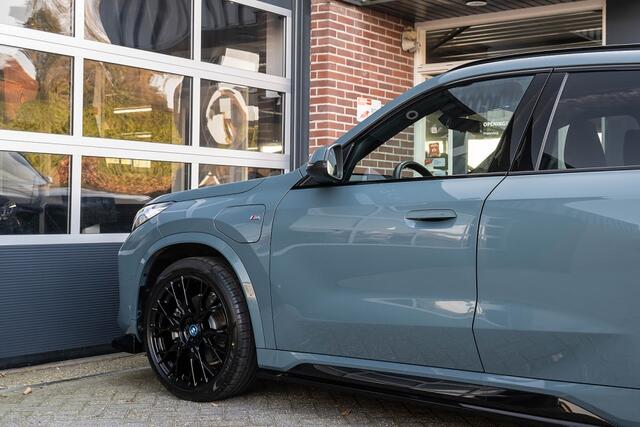 BMW X1 25e xDrive M Sport | Panorama | Shadow | Maxton | Camera | Elek. Trekhaak | Adap. led | Stoelverwarming | 20' inch |