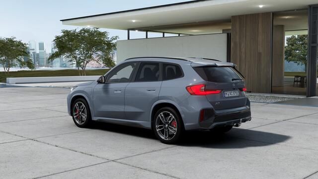 BMW X1 xDrive25e M Sport Automaat / Panoramadak / Trekhaak / Sportstoelen / M Adaptief onderstel / Comfort Access / Parking Assistant Plus / Head-Up / Stuurverwarming