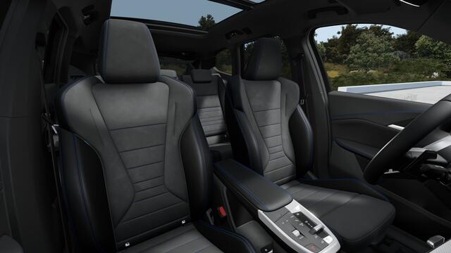 BMW X1 xDrive25e M Sport Automaat / Panoramadak / Trekhaak / Sportstoelen / M Adaptief onderstel / Comfort Access / Parking Assistant Plus / Head-Up / Stuurverwarming
