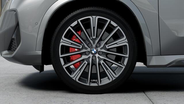 BMW X1 xDrive25e M Sport Automaat / Panoramadak / Trekhaak / Sportstoelen / Parking Assistant Plus / Head-Up / M Adaptief onderstel / Stuurverwarming