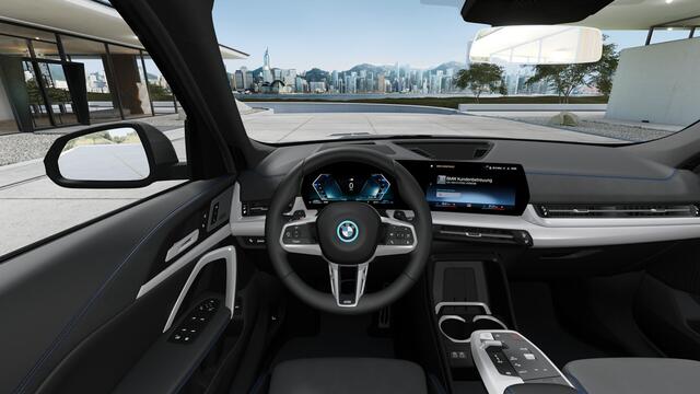 BMW X1 xDrive25e M Sport Automaat / Panoramadak / Trekhaak / Sportstoelen / Parking Assistant Plus / Head-Up / M Adaptief onderstel / Stuurverwarming