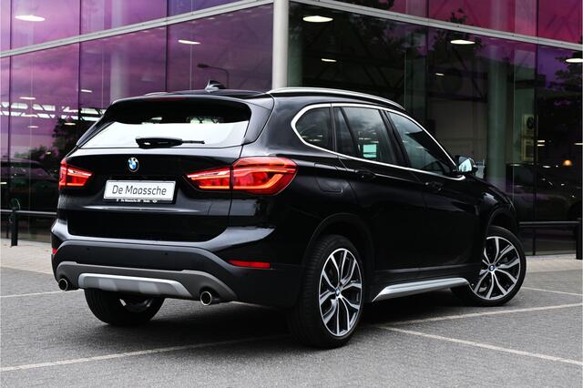 BMW X1 sDrive20i High Executive xLine Automaat / Sportstoelen / Achteruitrijcamera / Head-Up / Cruise Control / Stoelverwarming