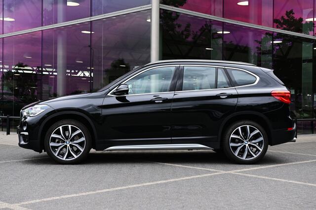 BMW X1 sDrive20i High Executive xLine Automaat / Sportstoelen / Achteruitrijcamera / Head-Up / Cruise Control / Stoelverwarming