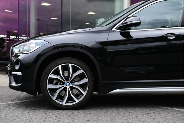 BMW X1 sDrive20i High Executive xLine Automaat / Sportstoelen / Achteruitrijcamera / Head-Up / Cruise Control / Stoelverwarming