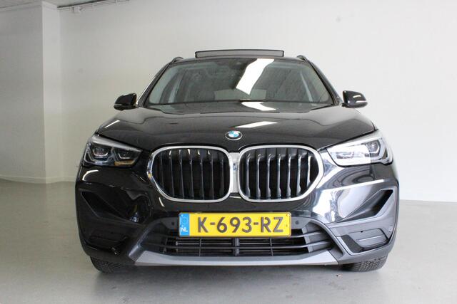 BMW X1 sDrive18i High Executive | PANO-DAK | CARPLAY | AFN-TRHAAK | CRUISE | NAVIGATIE | DAB-RADIO | LED |