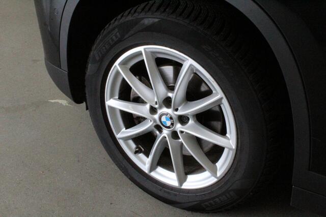 BMW X1 sDrive18i High Executive | PANO-DAK | CARPLAY | AFN-TRHAAK | CRUISE | NAVIGATIE | DAB-RADIO | LED |