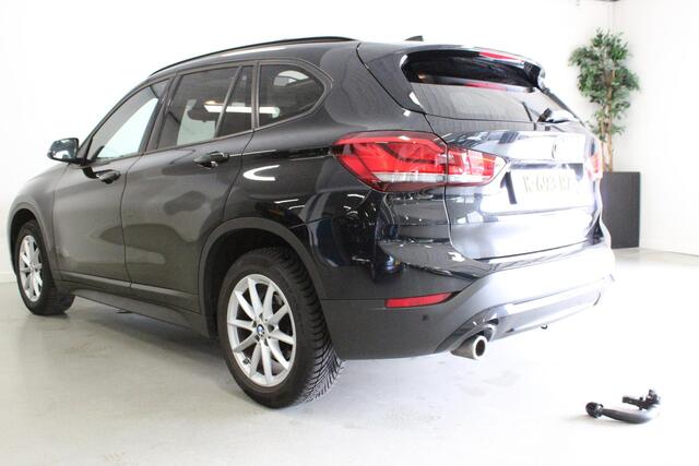 BMW X1 sDrive18i High Executive | PANO-DAK | CARPLAY | AFN-TRHAAK | CRUISE | NAVIGATIE | DAB-RADIO | LED |