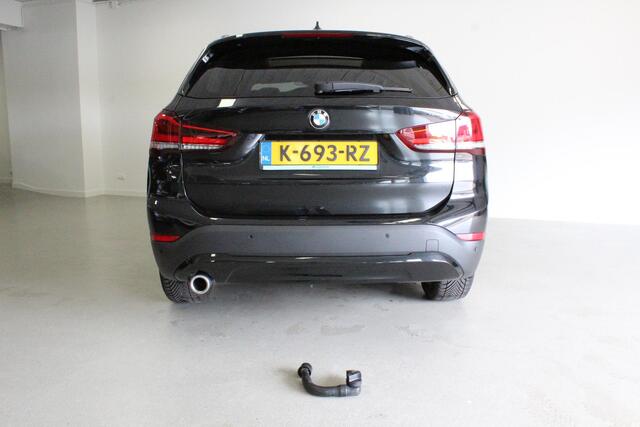 BMW X1 sDrive18i High Executive | PANO-DAK | CARPLAY | AFN-TRHAAK | CRUISE | NAVIGATIE | DAB-RADIO | LED |