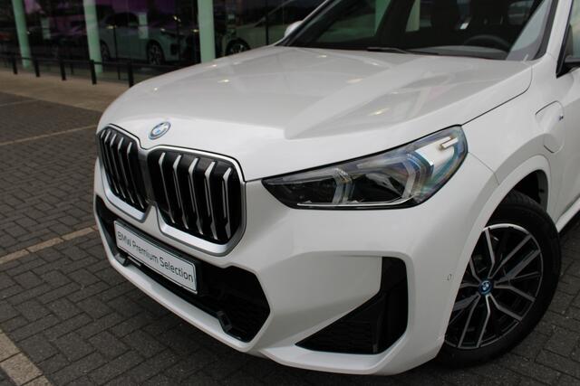 BMW X1 xDrive25e M Sport Automaat / Sportstoelen / Comfort Access / Achteruitrijcamera / Adaptieve LED / M Adaptief onderstel