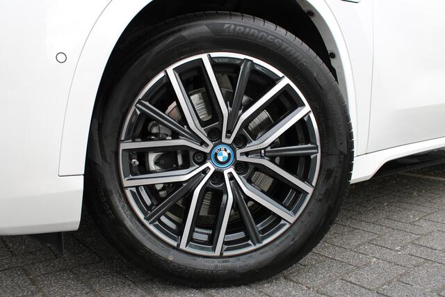 BMW X1 xDrive25e M Sport Automaat / Sportstoelen / Comfort Access / Achteruitrijcamera / Adaptieve LED / M Adaptief onderstel
