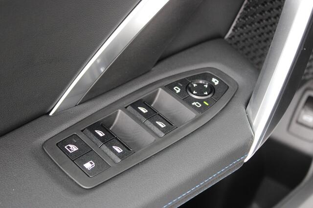BMW X1 xDrive25e M Sport Automaat / Sportstoelen / Comfort Access / Achteruitrijcamera / Adaptieve LED / M Adaptief onderstel
