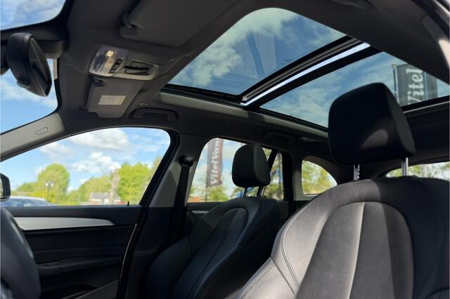 BMW X1 xDrive25e | Panodak | Sportleder | Head-Up | Trekhaak | Adaptive Cruise | Camera