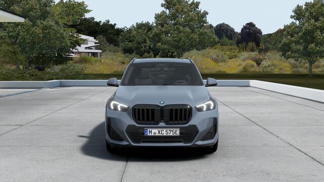 BMW X1 xDrive25e M Sport Automaat / Panoramadak / Trekhaak / Sportstoelen / Adaptieve LED / Comfort Access / Head-Up / Parking Assistant Plus / Stuurverwarming