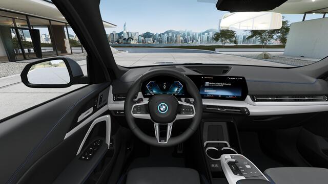 BMW X1 xDrive25e M Sport Automaat / Panoramadak / Trekhaak / Sportstoelen / Adaptieve LED / Comfort Access / Head-Up / Parking Assistant Plus / Stuurverwarming