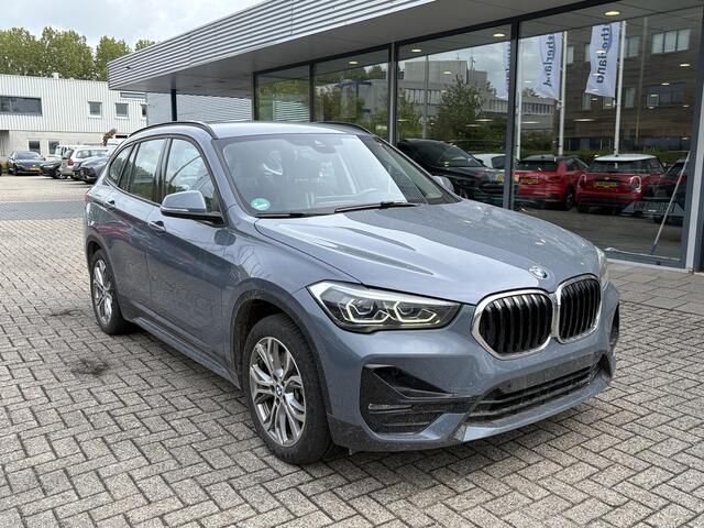 BMW X1 xDrive25e Sport Line | PHEV | Trekhaak | Head-Up | Elek. achterklep | Camera | Winterset |